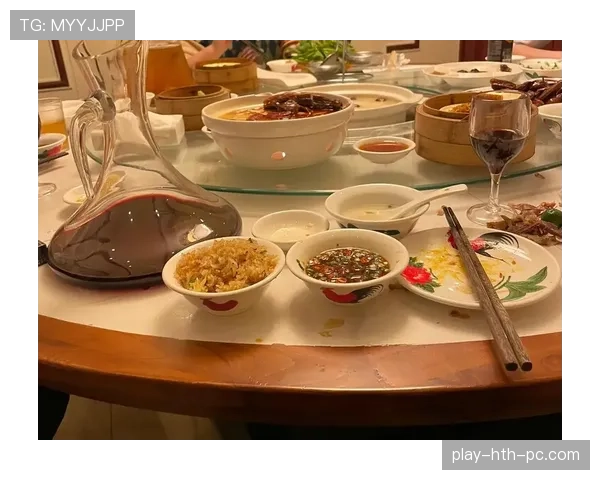 刷到张家齐家里那张早餐照，餐具精致得让我怀疑工资少了个零