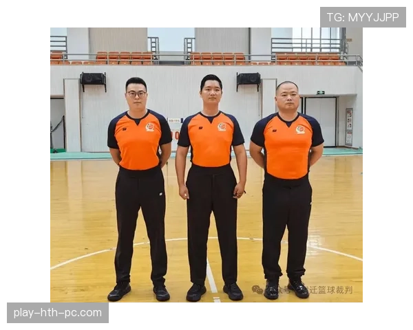 篮球规则中起跳接触判罚的界定标准与裁判执法依据是什么